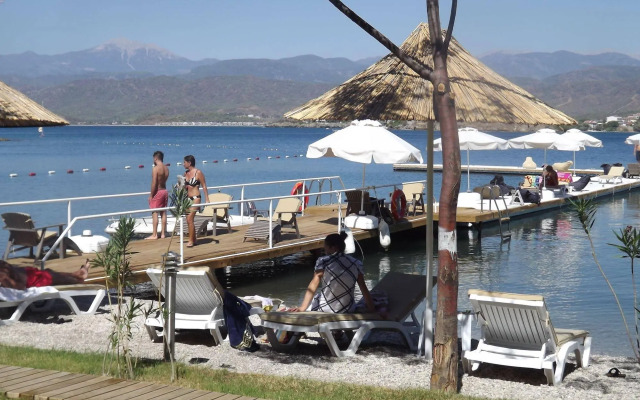 Alesta Yacht Hotel