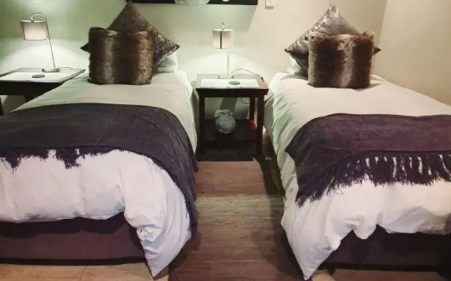 THE SPARE BEDROOM Unit 1