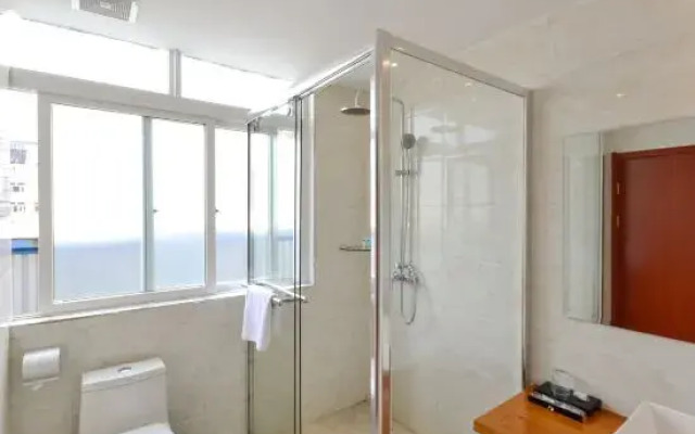 Cloud Hening and Manhua Hotel