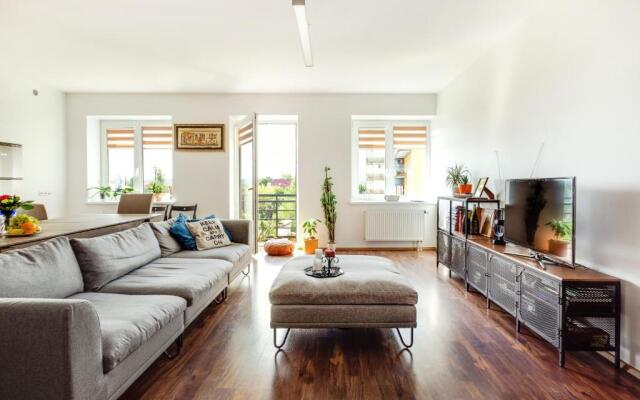 #stayhere - Spacious & Bright 1BDR Apartment Shopping District