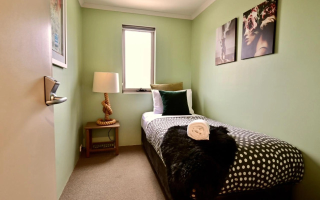 Sow and Piglets Guesthouse - Hostel