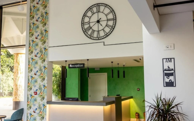Le Grove Hotel