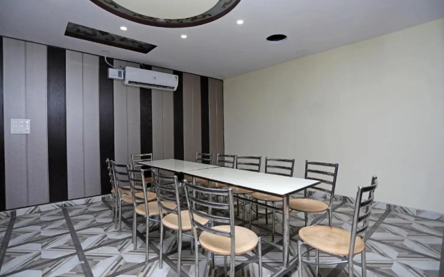 Super OYO 14332 Raj Palace