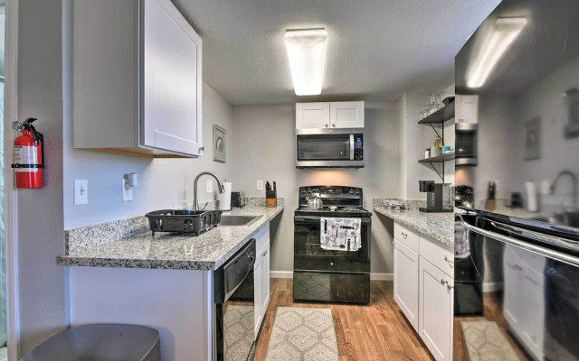 Romantic Apt: Private Patio & Shared Hot Tub!