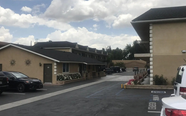 Walnut Inn & Suites West Covina