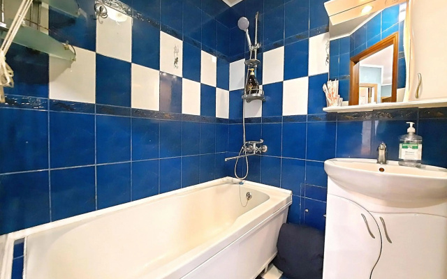 2-комнатная квартира с кроватью и диваном и ванной Сеть апартаментов Alex Apartments Бесконтактное заселение 24-7