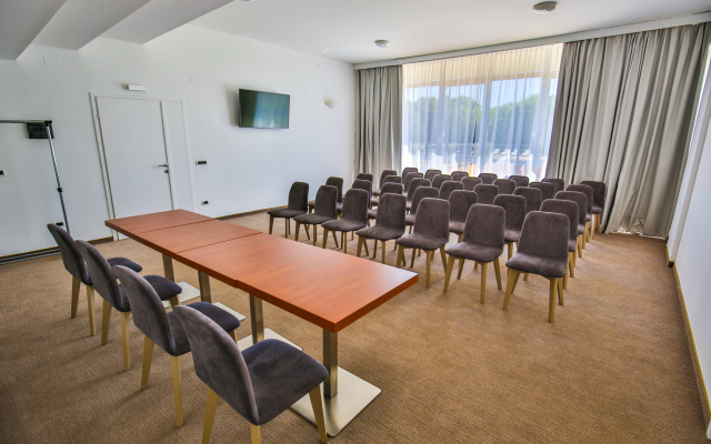 Arena Hotel Holiday