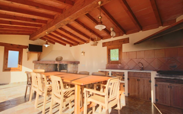 Private 4-bedroom Villa w/ Pool, Summer Kitchen & Expansive Living Space