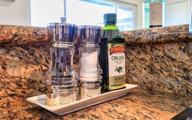 Sunny & Cheerful Near I-10 ~ Queen Beds ~ Parking