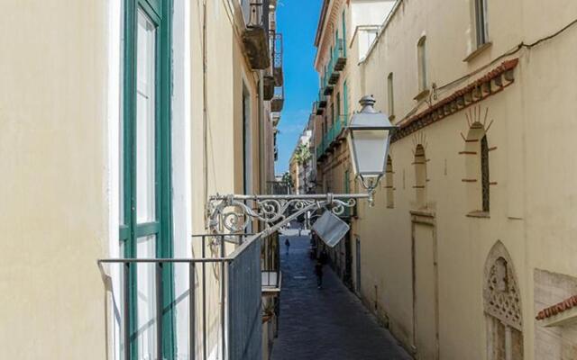 White House Civico 28