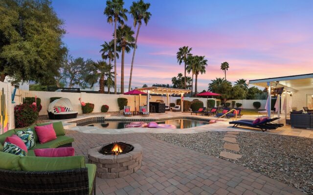 Desert Diva Hideaway - Sleeps 14