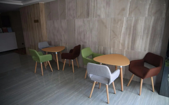 Ji Hotel (Zhenjiang Railway Station South Square)