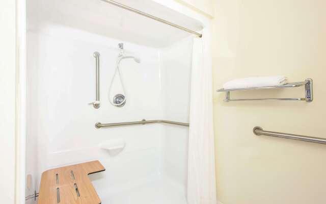 Super 8 by Wyndham Clinton