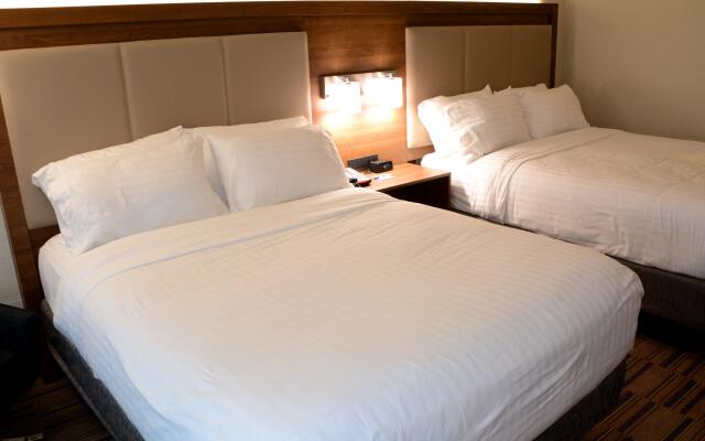 Holiday Inn Express & Suites Pittsburgh - Monroeville