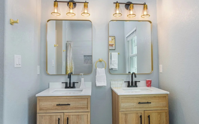 Heaven-sent Convenient 4br/ 3BA Near Downtown