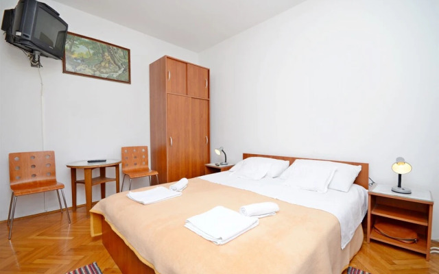 Apartment and Rooms Dragana