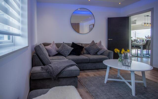 Sunrise - 5 Bedroom Luxurious Holiday Home - Pendine