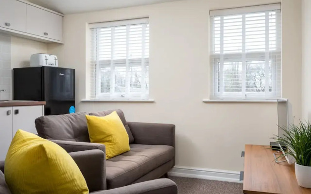 Elliot Oliver - 2 Bedroom Town Centre Apartment