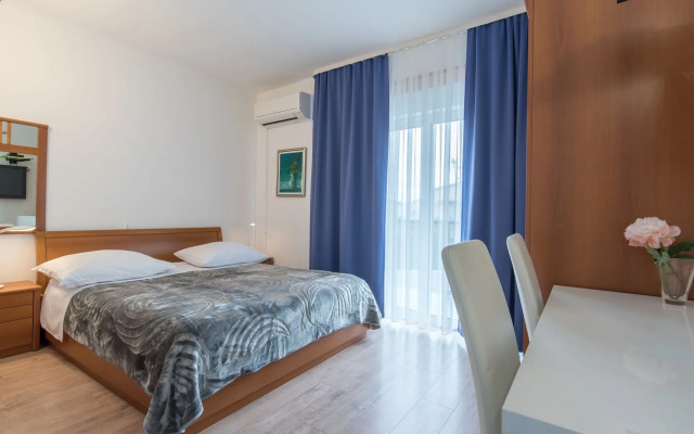 Beachfront Villa Mediteran