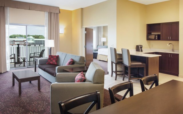 Holiday Inn Express & Suites Sandusky, an IHG Hotel