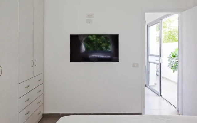 Beautifully Renovated 2BR with Balcony Beachfront*