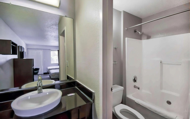 Motel 6 Warren, MI - Detroit East