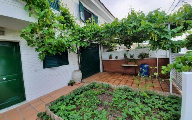 Cosy house with garden infront of the sea