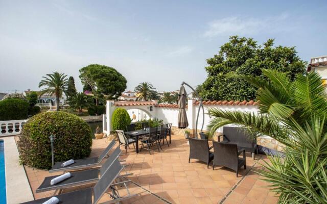 2011 Casa de planta baja con piscina y amarre