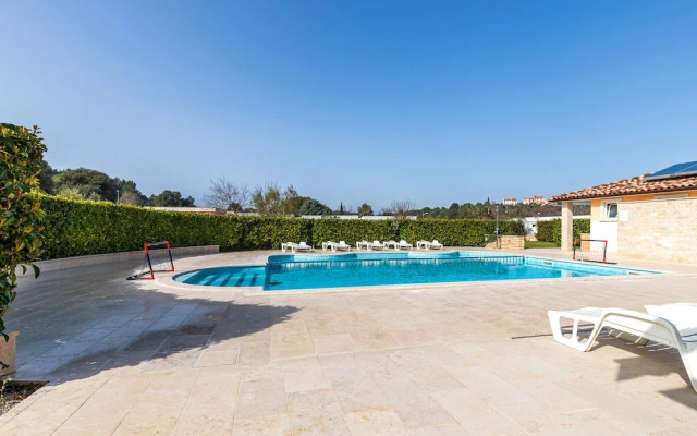 Pool Apartment Suzi 4