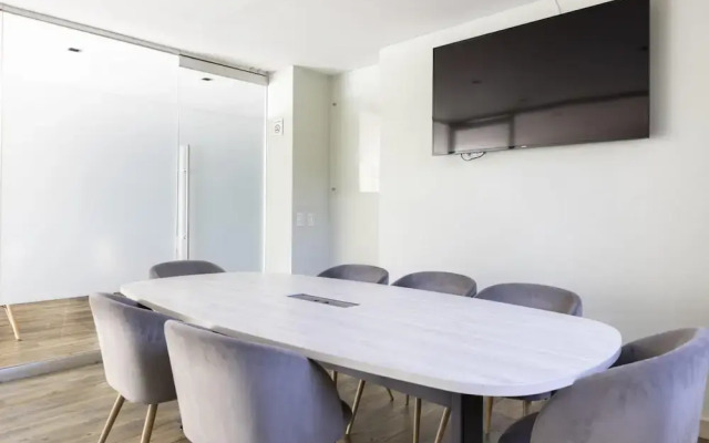 Bright Condo With Gym and Security 24 hrs