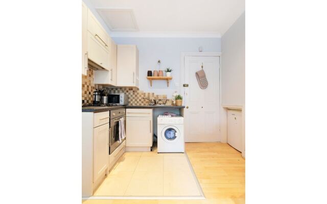 Modern 2 BR Flat in Bedford Park