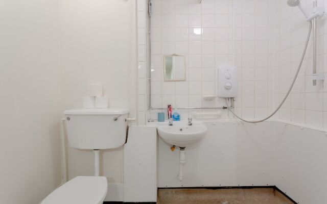 Spacious 2 Bedroom House in Bow