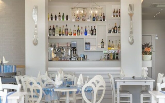 White Suite  Apartments