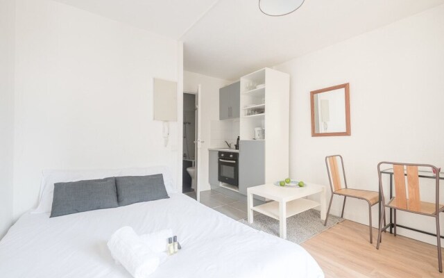 Studio With a Courtyard Place Gambetta