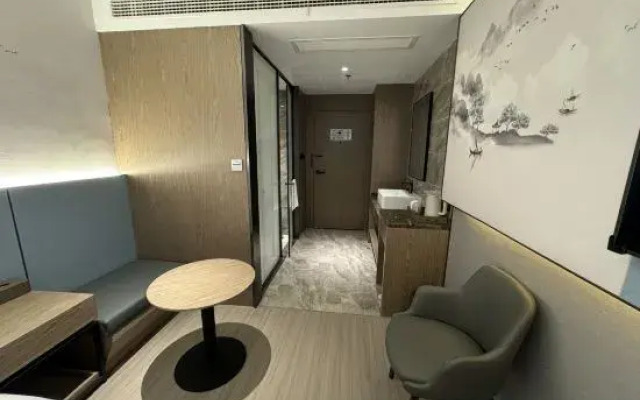 Tuke Light Hotel (Liangcheng Park Branch, North Station Road, Shanghai)