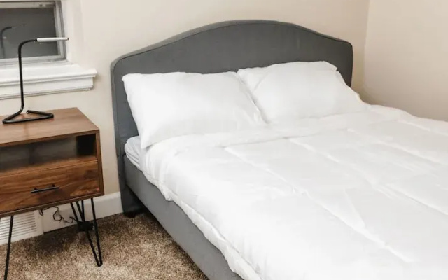 Convenient Apt W/shopping, Dining & Freeways