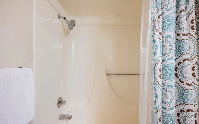 Four Oclock Lodge B06