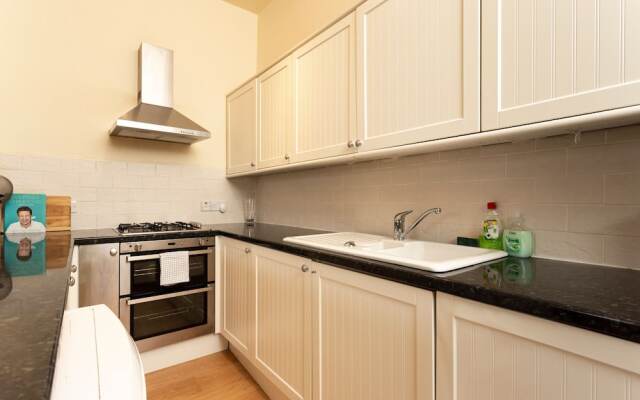 1 Bedroom Apartment Overlooking Park