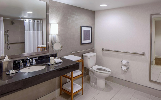 DoubleTree by Hilton Hotel Houston - Greenway Plaza
