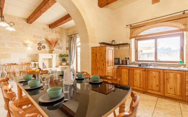 Centre Island Gozitan Farmhouse & Pool