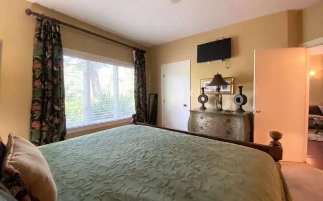 Beautiful Furnishings! Great Location!