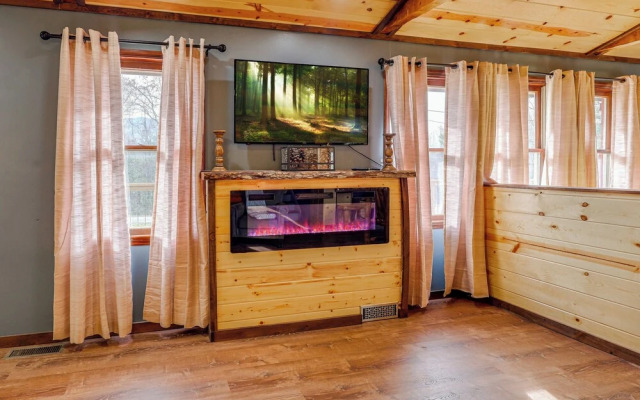 Family-friendly Cabin w/ Hot Tub in Gatlinburg!