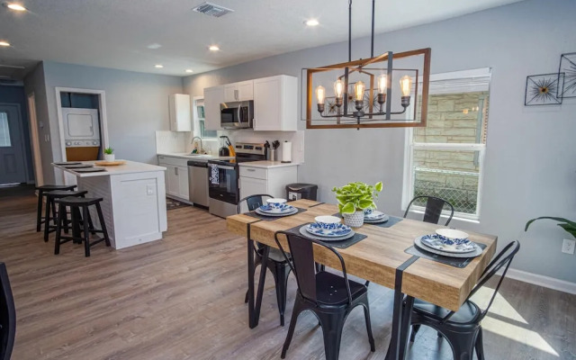 Charming 3br/1ba Close to Vibrant Downtown