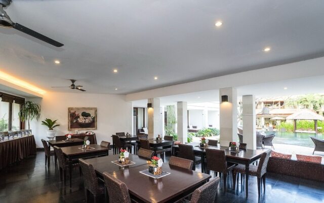 16 bedroom villa river side Legian