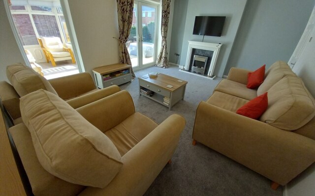 Leominster 3 Bedroom House, Parking Garden Private
