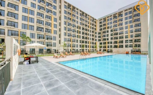 Una Modern Studio Town Square