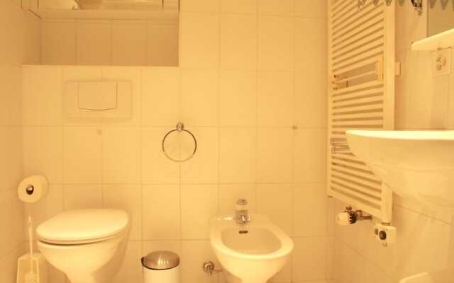 Spacious & Central - Rainbow B