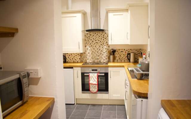 Bright 3 Bedroom Central Apartment