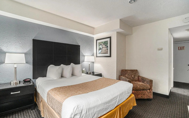 Travelodge by Wyndham Traverse City MI