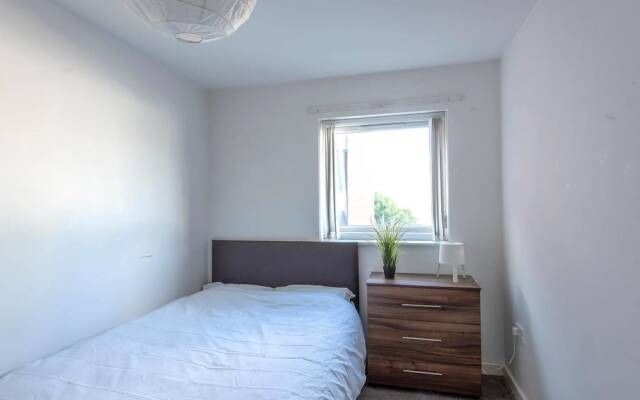 Cosy Central 3 Bed Property w/ Balcony - Sleeps 6